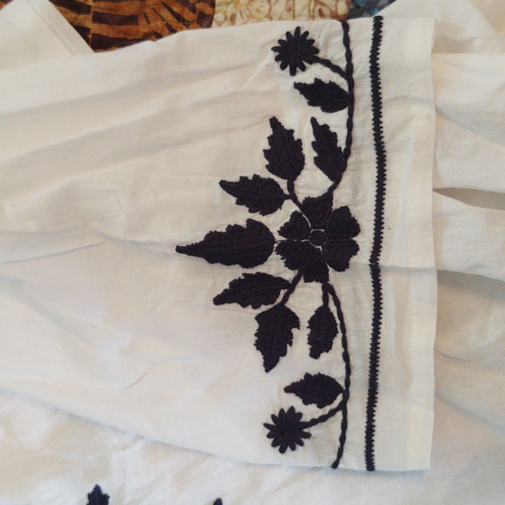 Chic Connections White and Navy 2X Embroidered Women's Top - Picture 3 of 6